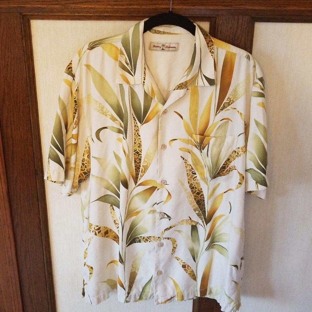 Tommy Bahama 100% silk Hawaiian shirt short sleeve